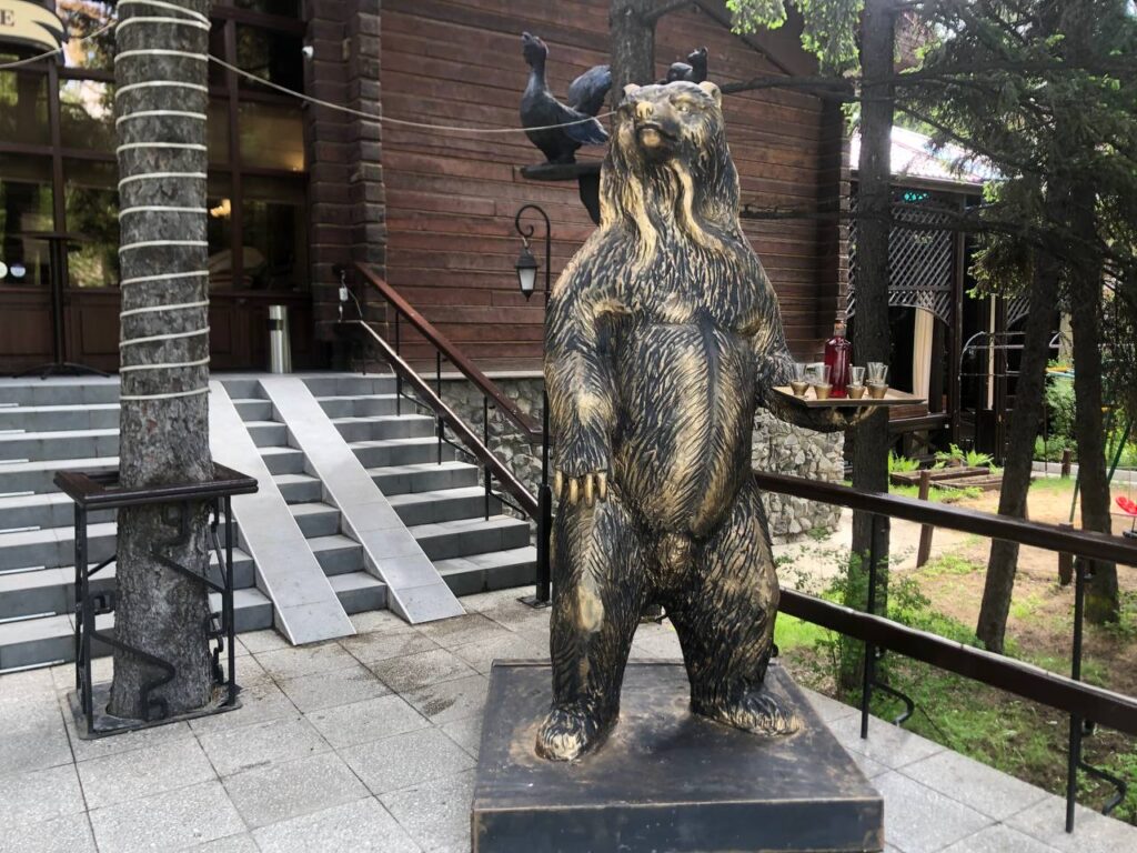 Создатель мамонтов в Усольском районе представил новую скульптуру в Иркутске