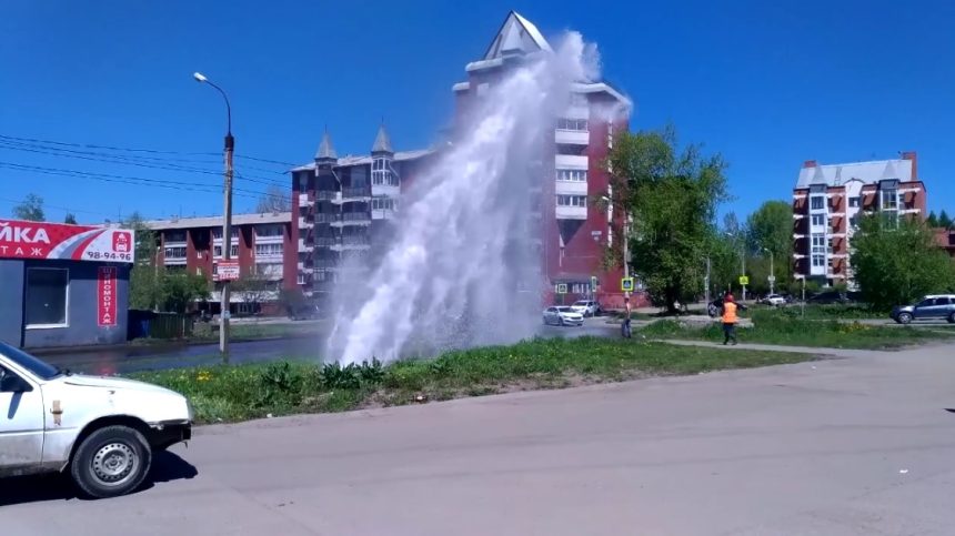 Теплотрассу прорвало на улице Академической в Иркутске