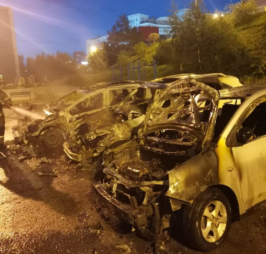 Три автомобиля сгорели в Иркутске в ночь на 24 июня