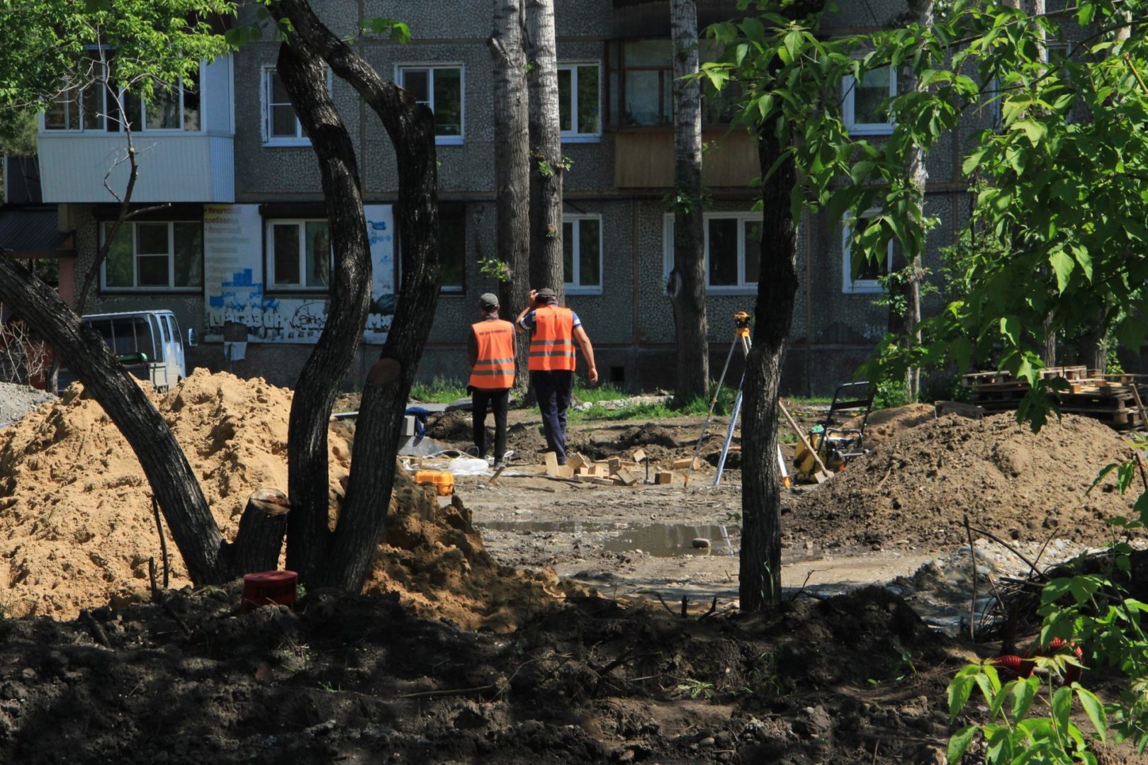 В Первомайском и на бульваре Рябикова в Иркутске обустраивают скверы. Фото с мест