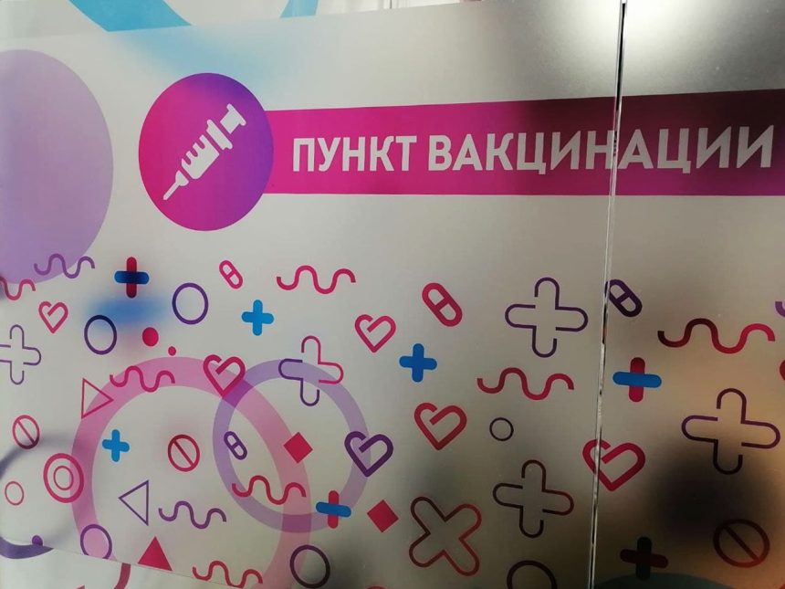 В прививочных пунктах в торговых комплексах Иркутска собираются очереди