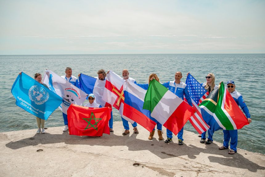 Девять пловцов переплыли Байкал от Выдрино до Иркутска