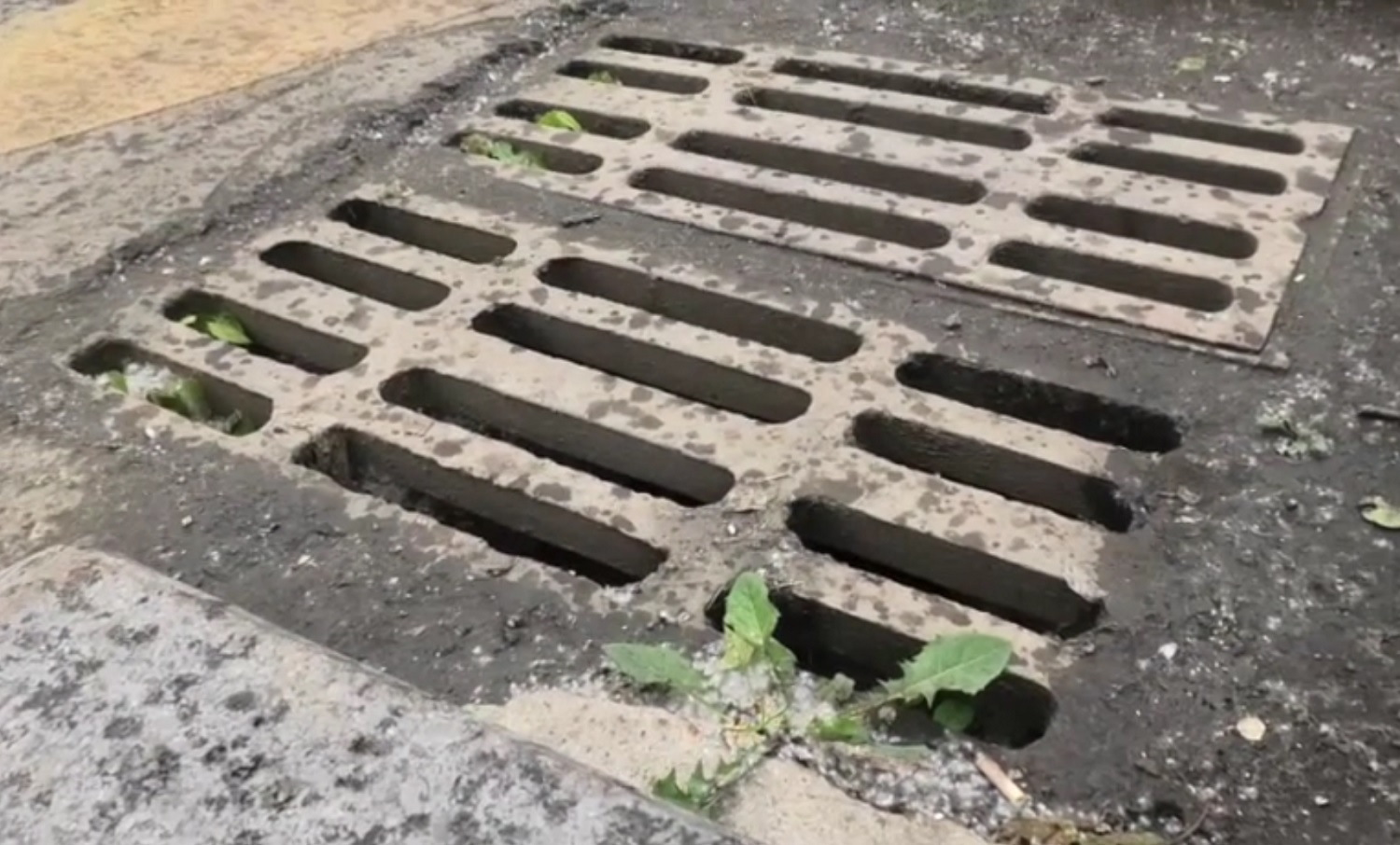 Двое мужчин задержаны в Иркутске по подозрению в краже решеток ливневой канализации