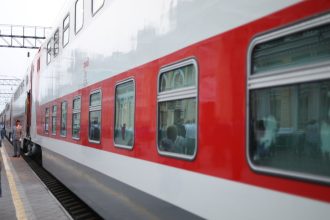 Двухэтажный круизный поезд привёз первых 54-х туристов на Байкал