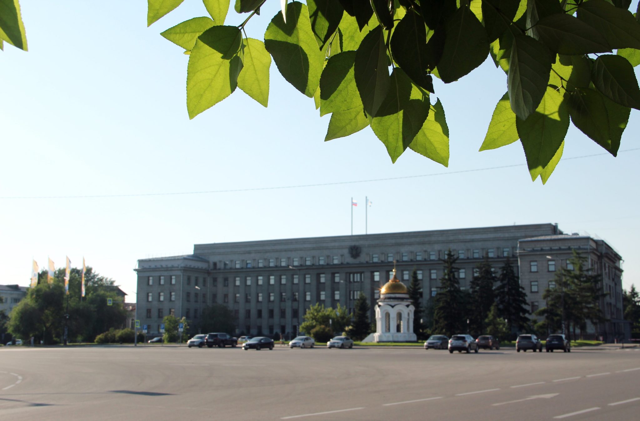 Август иркутск. Здание правительства АО.