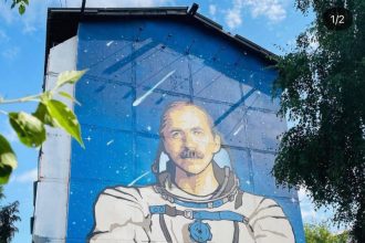 Граффити с изображением летчика-космонавта Александра Полещука появилось на доме в Черемхово