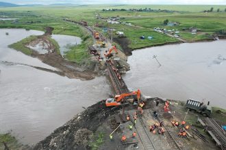 На Транссибе восстанавливают обрушившийся железнодорожный мост