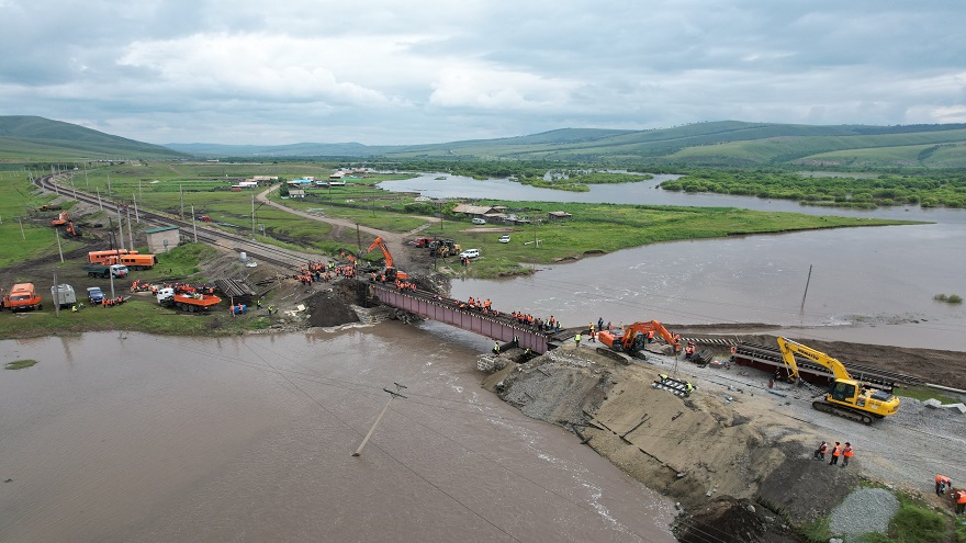 На Транссибе восстанавливают обрушившийся железнодорожный мост