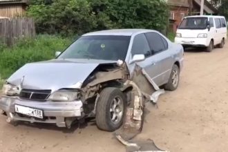 Нетрезвая автоледи без прав въехала в жилой дом в поселке Усть-Ордынский