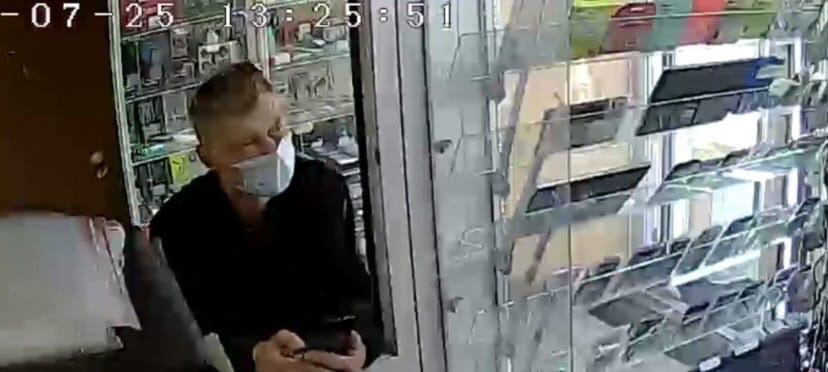 Полиция Иркутска ищет мужчину, подозреваемого в краже телефона из магазина скупки товаров