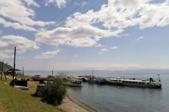 Пожар случился на катере с 15-ю пассажирами на Байкале