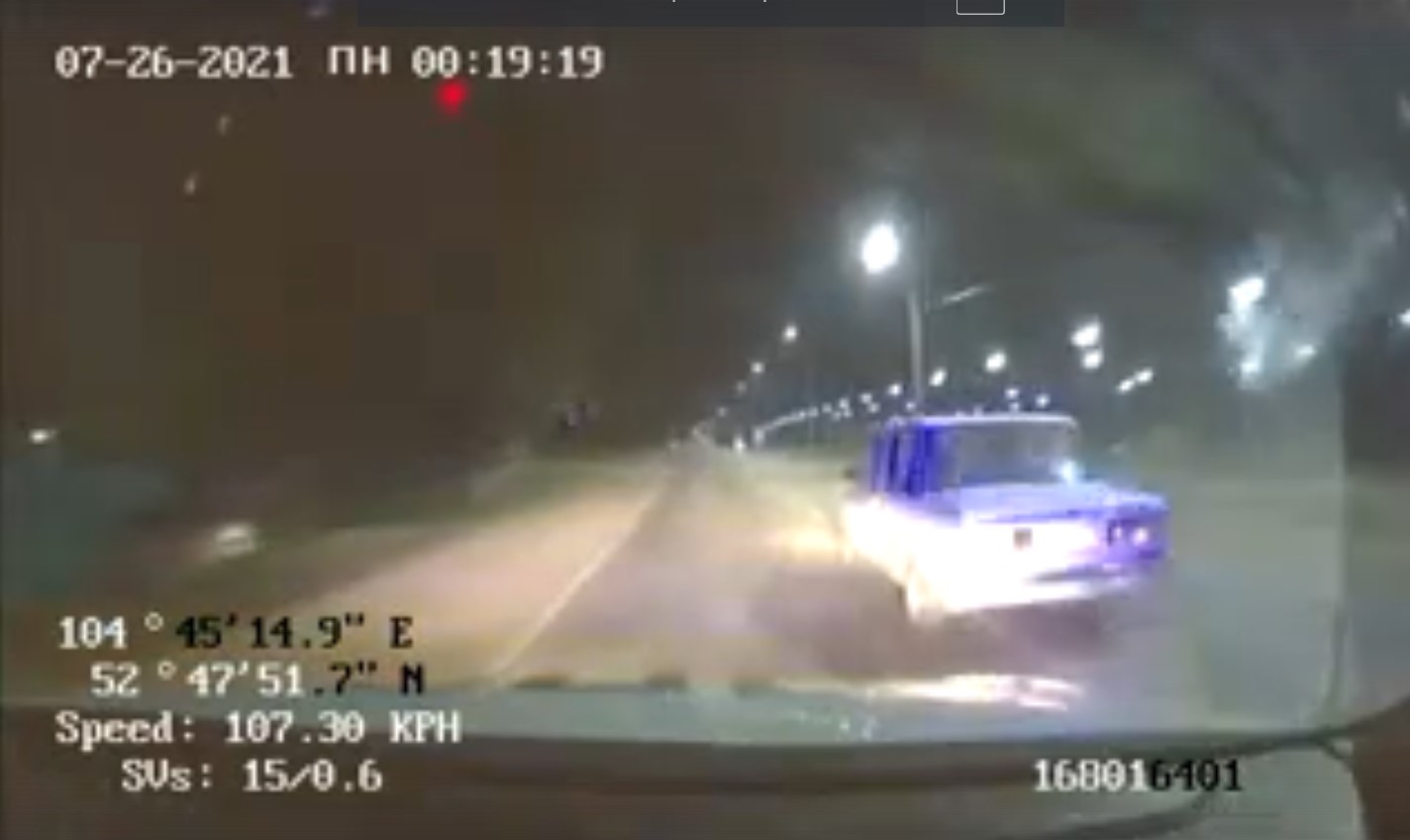 Пьяный 21-летний лихач на "Жигулях" устроил погоню со стрельбой в Иркутской области