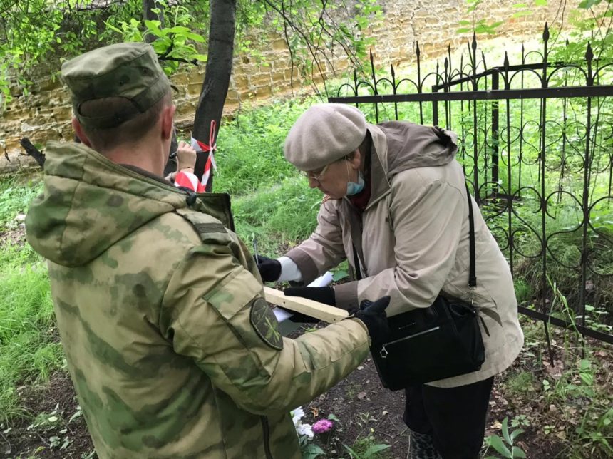 Росгвардейцы отыскали 16 уцелевших захоронений участников ВОВ на кладбище в Иркутске