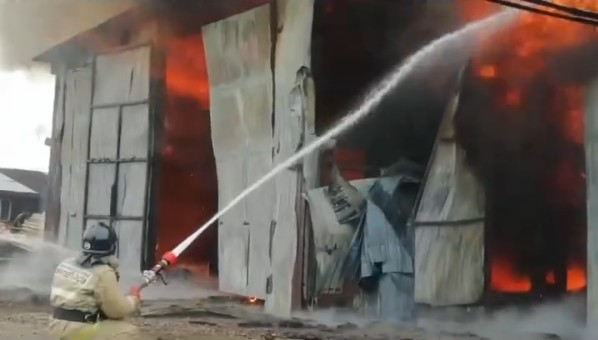 Стройматериалы и гараж горели в селе Хомутово Иркутского района