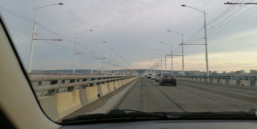 В Иркутске ремонтируют Академический мост