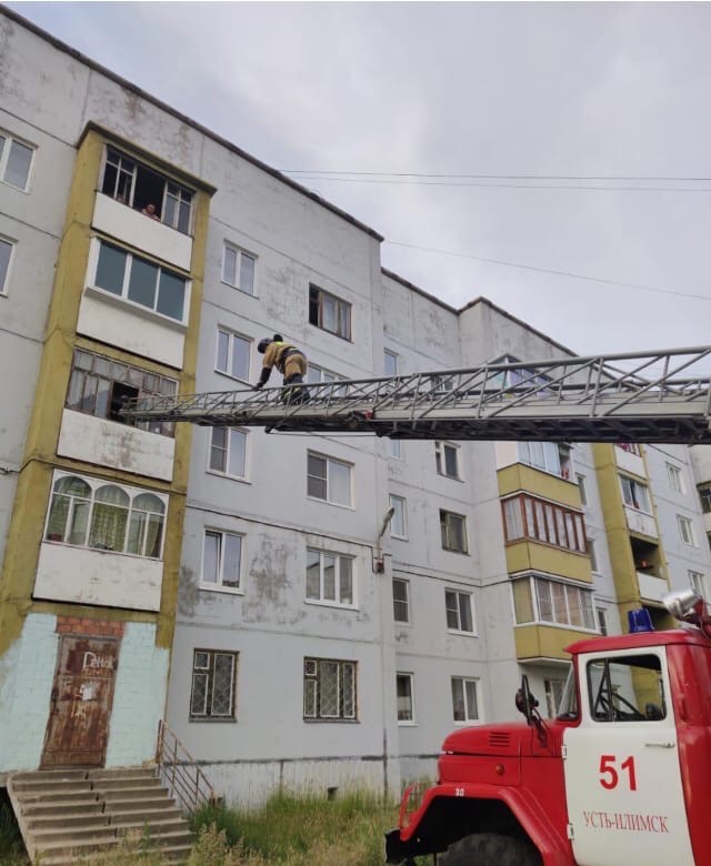 В Приангарье 3-летнего мальчика спасли от падения с балкона, пока его мама спала на кухне 