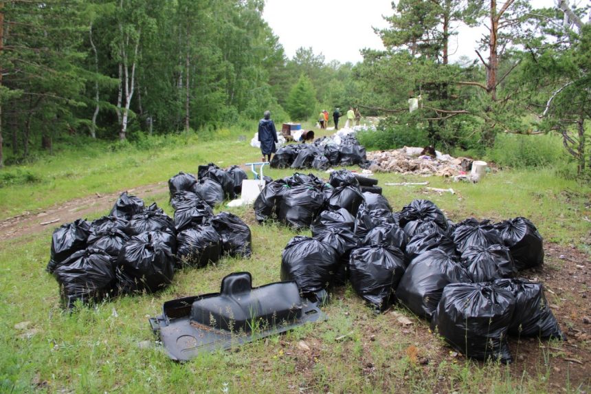Волонтеры убрали 730 мешков мусора с поселка Онгурён на Байкале за пять дней