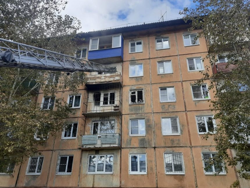 10 человек спасли на пожаре пятиэтажного дома в Усолье-Сибирском