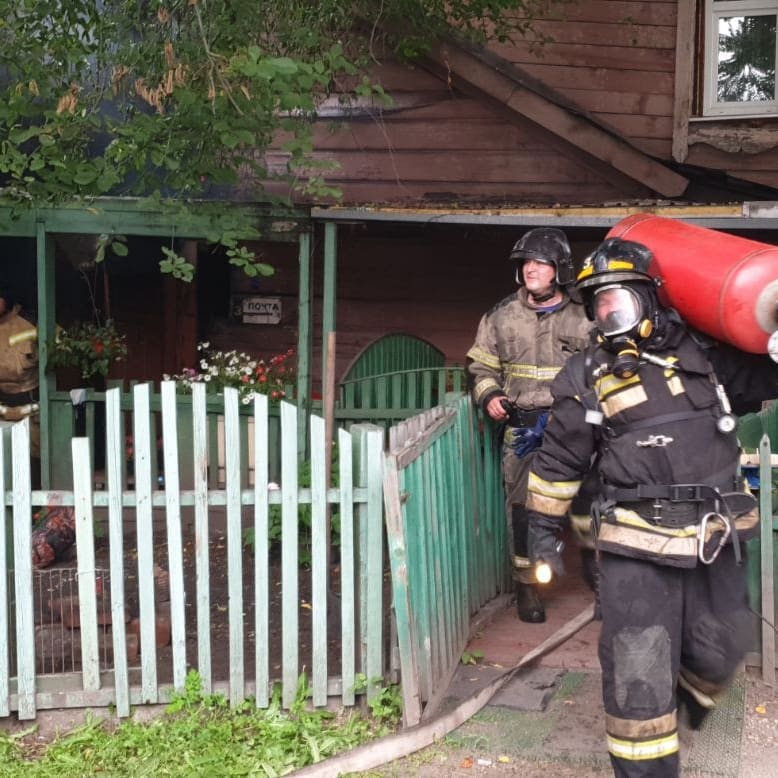13 человек эвакуировались с горящего дома на Декабрьских Событий в Иркутске