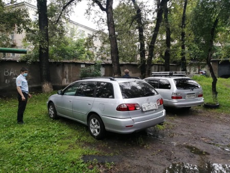 18 автомобилей-нарушителей выявили на газонах Ленинского округа Иркутска