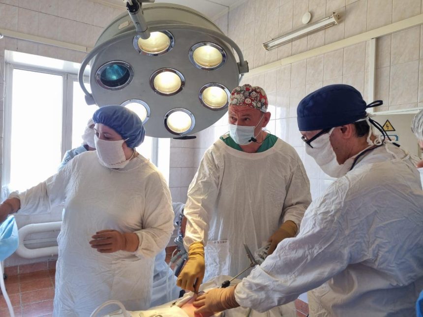 Детский хирург Юрий Козлов провел две сложные операции маленьким братчанам