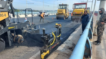 Академический мост в Иркутске полностью заасфальтировали