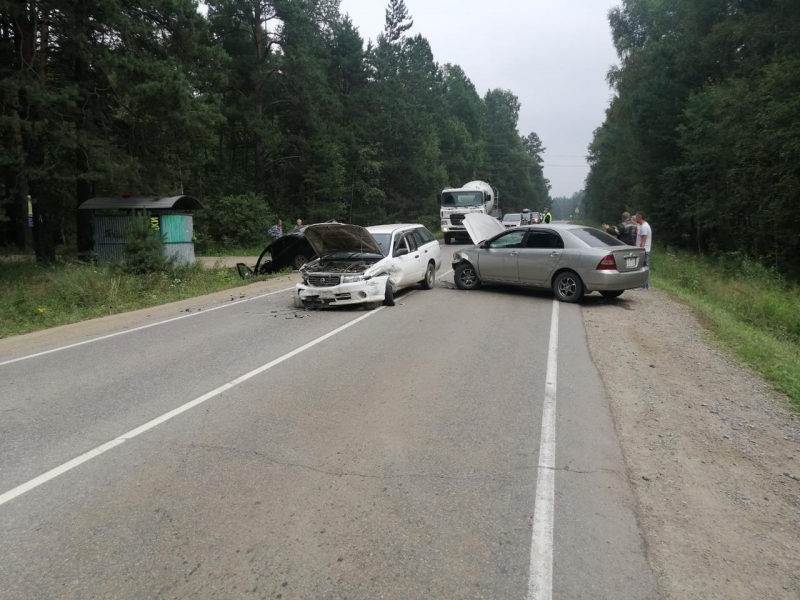 Два человека получили травмы в ДТП с тремя авто в Иркутском районе