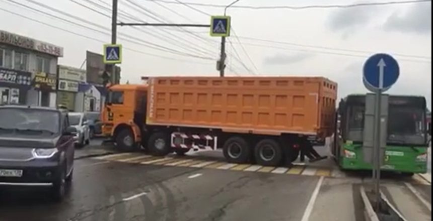 Грузовик наехал на светофор на улице Олега Кошевого в Иркутске и заблокировал движение ТС