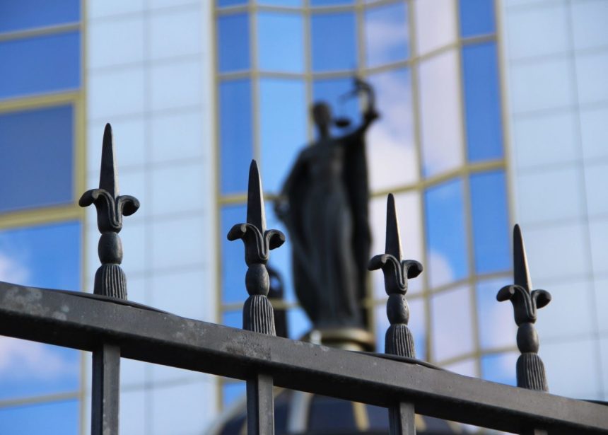 Коллектор из Новосибирска предстанет перед судом за угрозы сотрудникам шелеховской школы