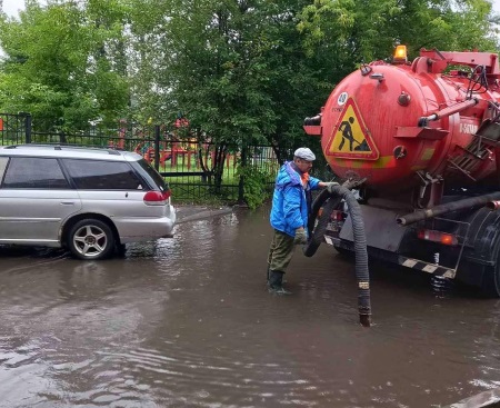 Коммунальные службы Иркутска переведены на усиленный режим работы из-за дождя