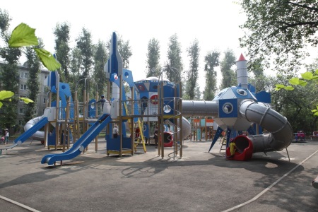 Космическая детская площадка и сквер появились на бульваре Рябикова в Иркутске