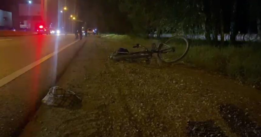 В Ангарске автомобилист насмерть сбил пешехода с велосипедом, шедшего по краю дороги