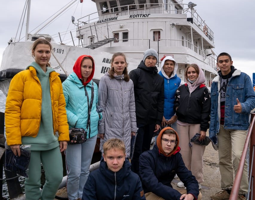 Научно-исследовательское судно со школьниками отправилось в экспедицию по Байкалу
