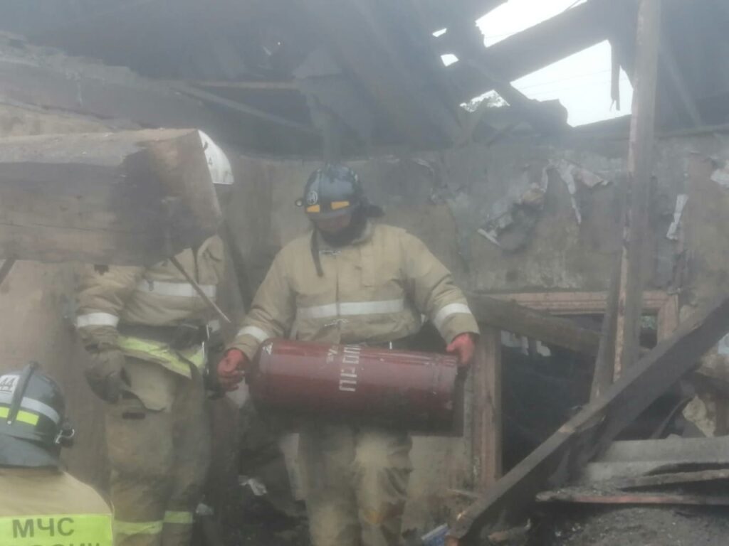 Пенсионера спасли из-под завалов частного дома, обрушившегося в Иркутской области