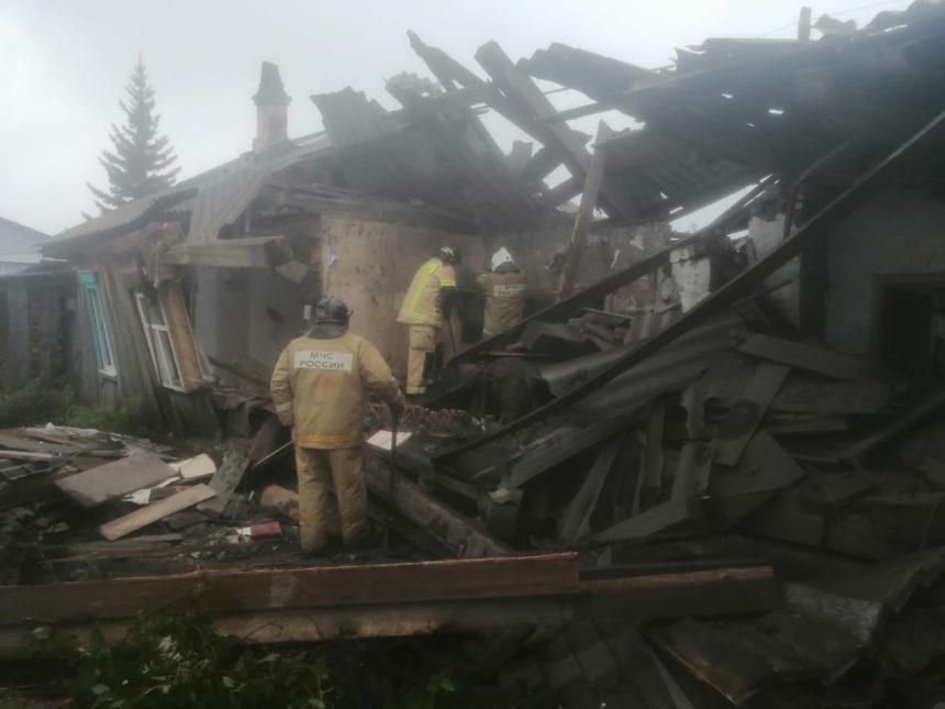 Пенсионера спасли из-под завалов частного дома, обрушившегося в Иркутской области