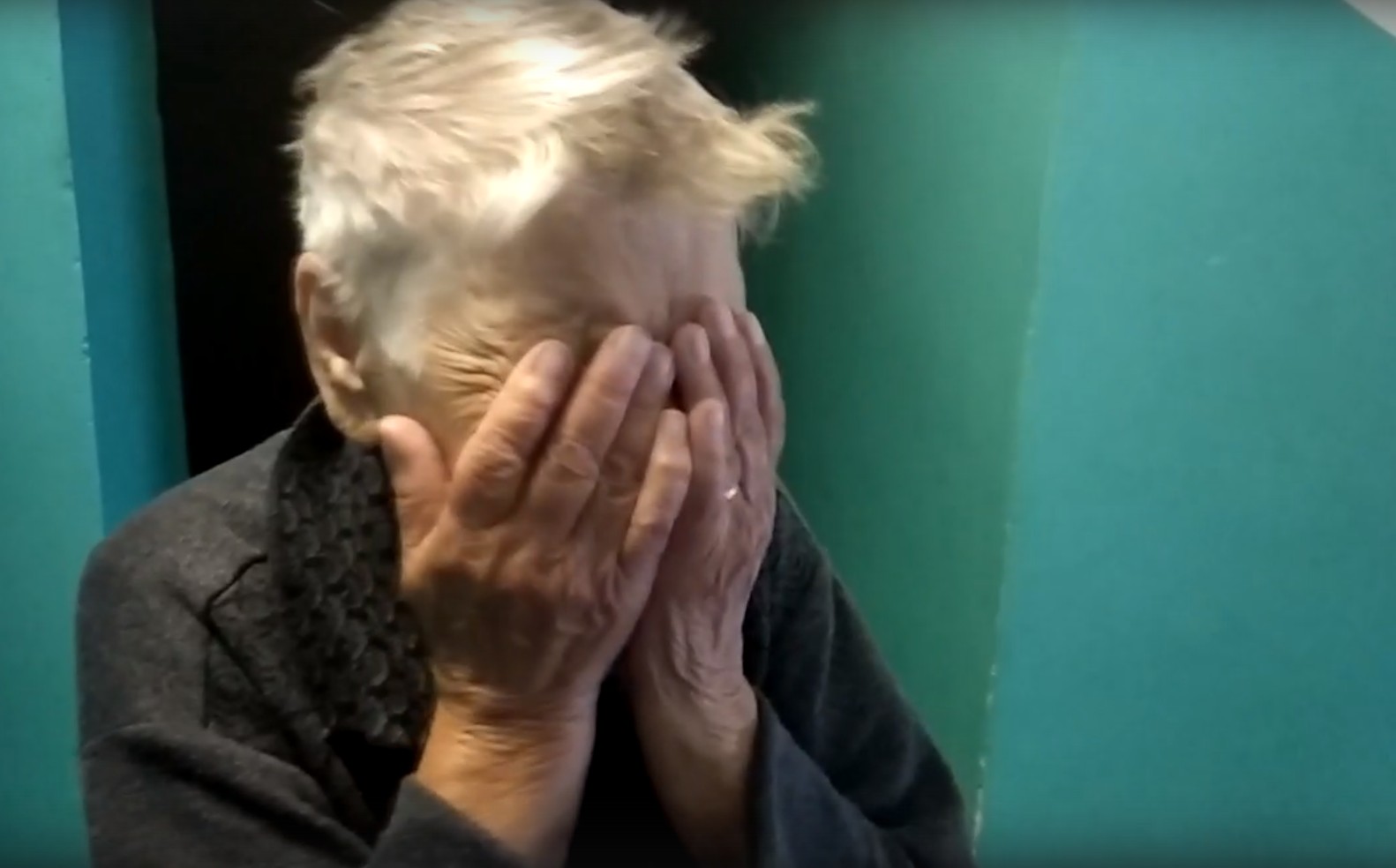 Пенсионерка из Иркутска попросила помощи у прохожих и лишилась сбережений