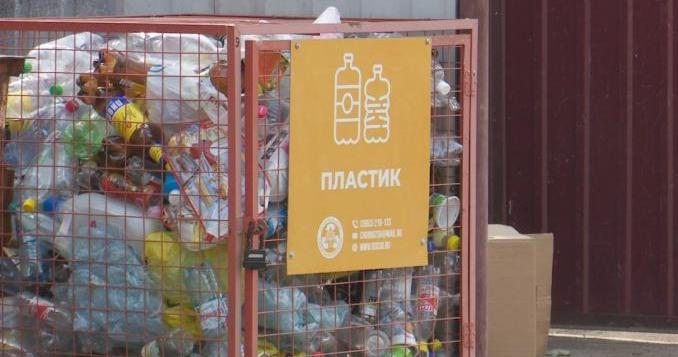 В Братске устанавливают мусорные контейнеры под пластик