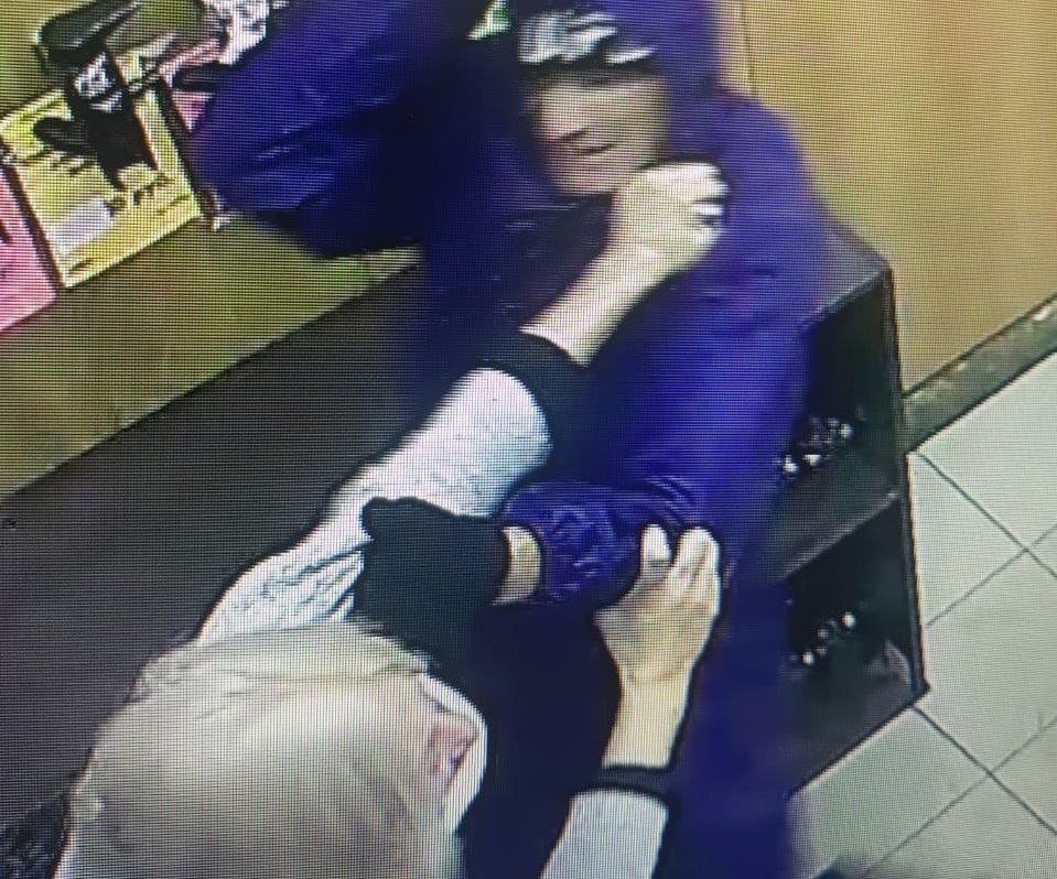 Подозреваемого в нападении на работницу кафе разыскивают в Иркутске