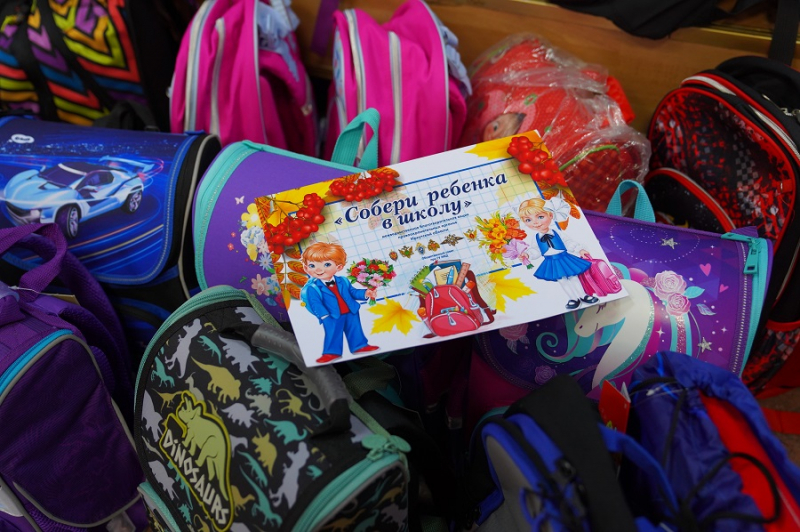 Полицейские и спасатели Приангарья передали детям рюкзаки в рамках акции «Собери ребёнка в школу»