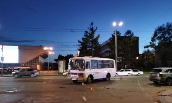 Полиция Иркутска разбирается в ДТП с участием автобуса, двух авто и пешехода