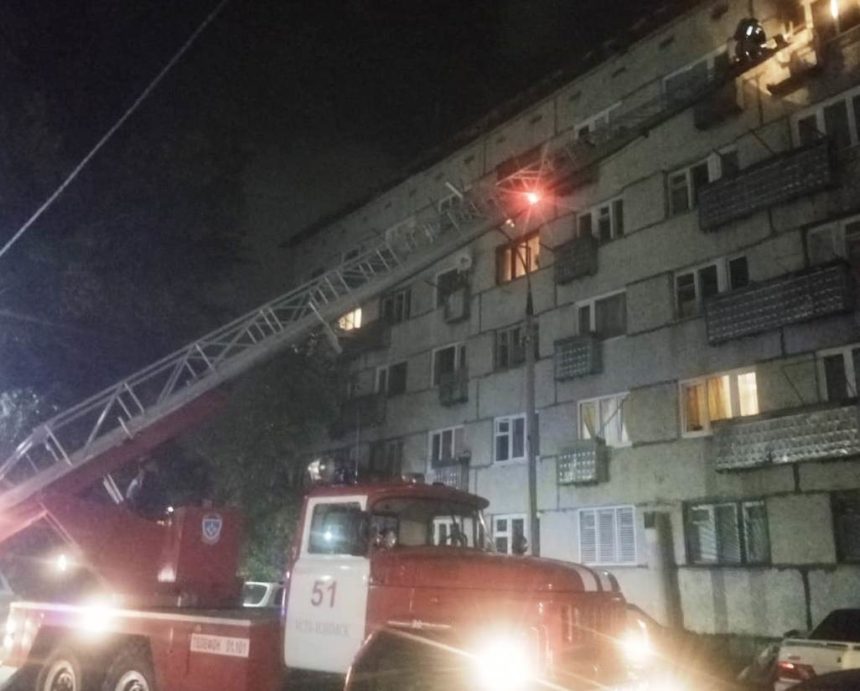Пожарные спасли четырех человек в Усть-Илимске прошлой ночью