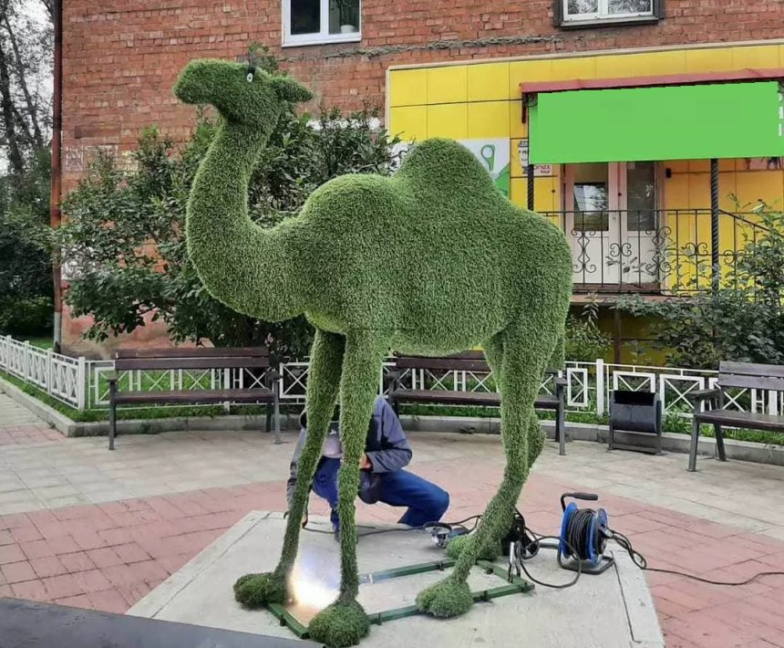Скульптуру "Верблюжонок" отремонтировали и вернули в сквер в Иркутске