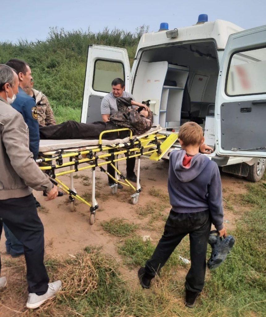 Сорвавшегося со скалы в Качугском районе мужчину эвакуировали на лодке и передали медикам