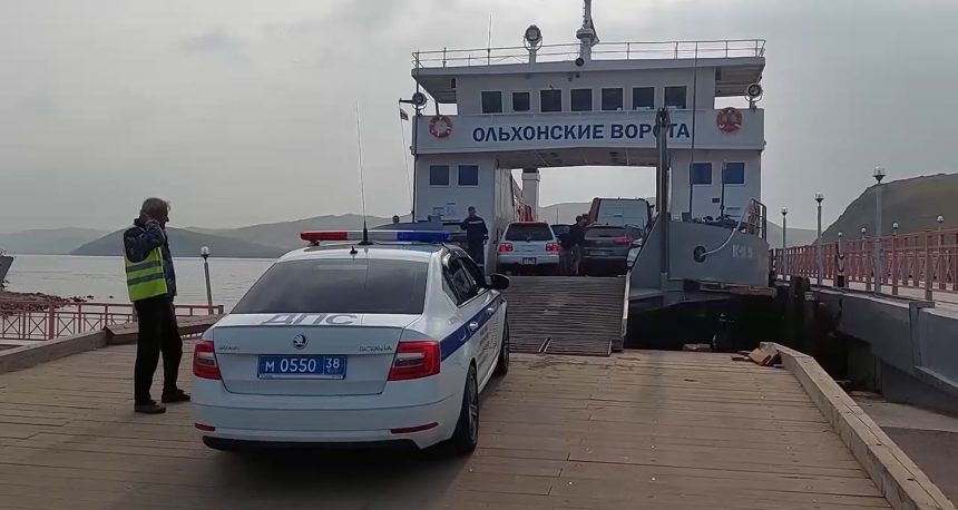Сотрудники ГИБДД выявили 75 нарушителей-перевозчиков на Ольхоне Приангарья