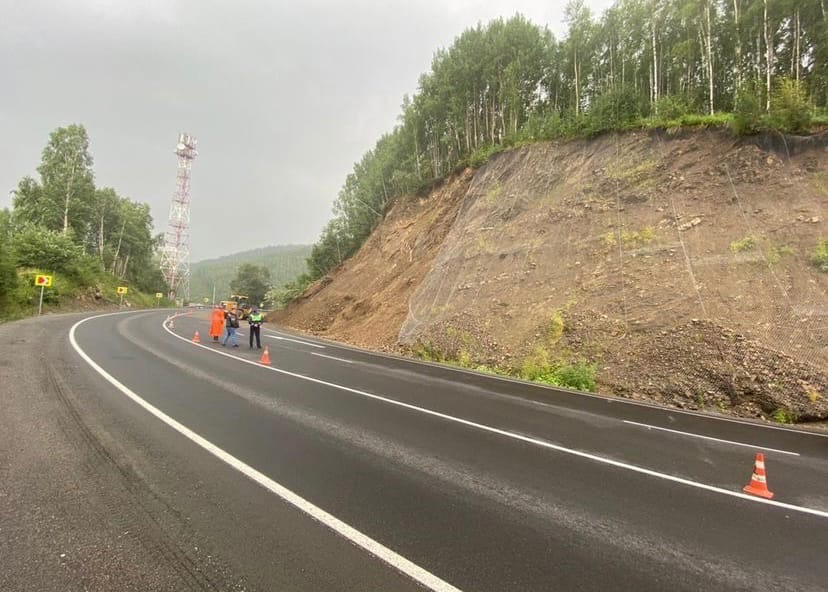 Участок трассы "Байкал" в Слюдянском районе расчистили после камнепада