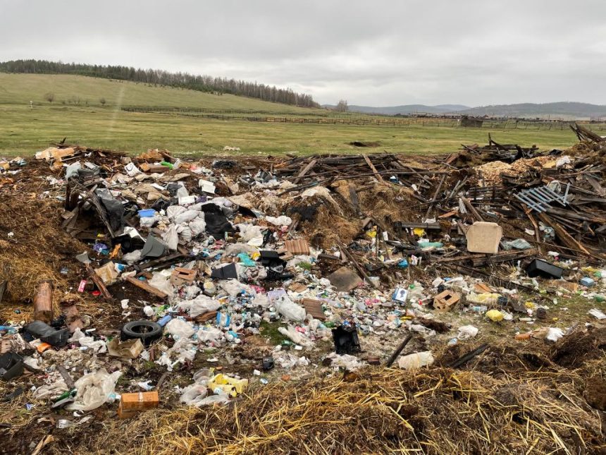 В Ольхонском районе обнаружена свалка в 1 гектар, где мусор копился более 15 лет