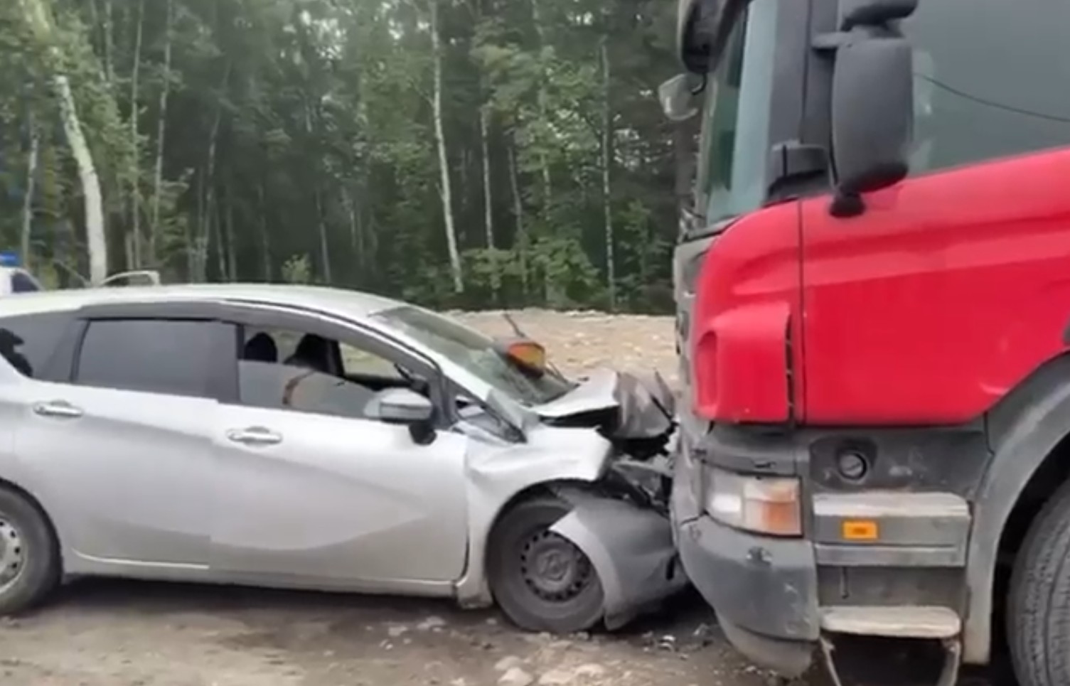 Водитель такси погиб, врезавшись в припаркованный большегруз на трассе в Слюдянском районе