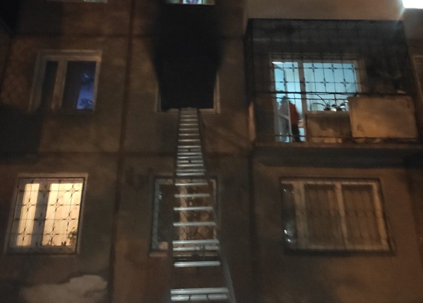 32 человека спасли на пожаре в Иркутске в ночь на 23 сентября
