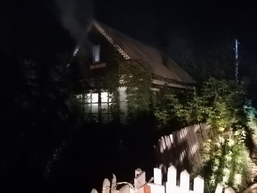 Двое человек погибли на пожаре в дачном доме в Шелехове