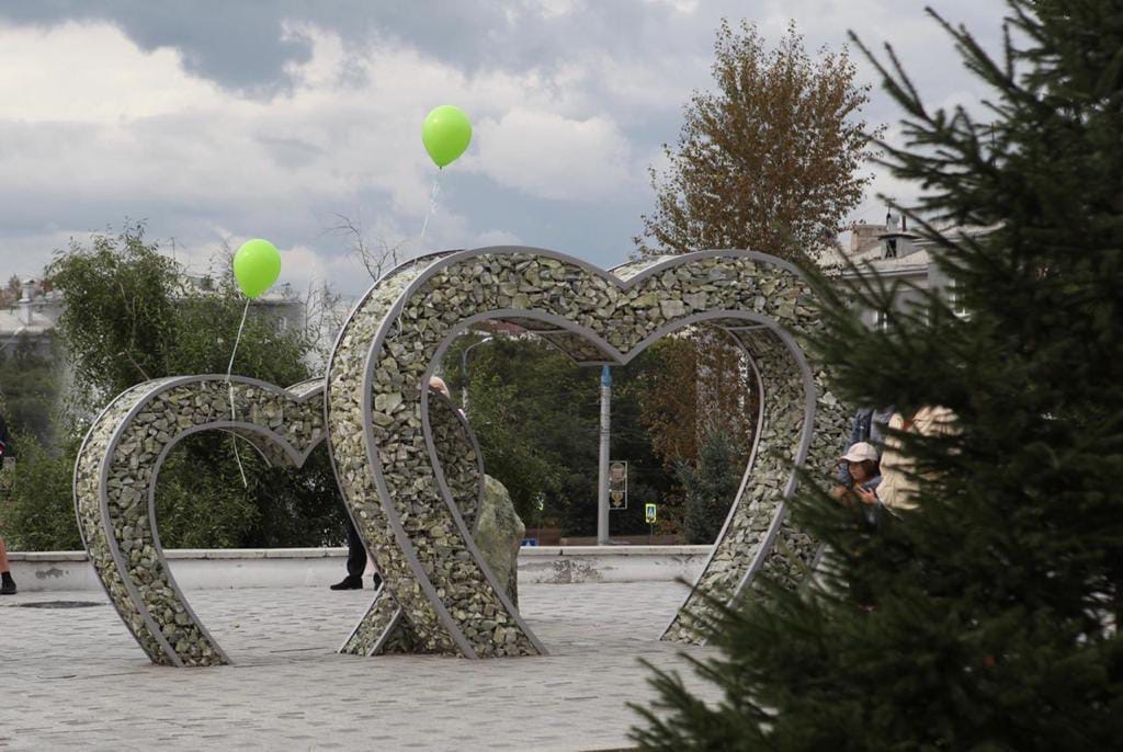 Арт-объект «Сибирские сердца» открыли у Дворца бракосочетаний в Иркутске